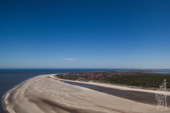 Hannes, der Inselfotograf von Langeoog, geht in die Luft. Hier sieht man die Sandbank vor der Insel.