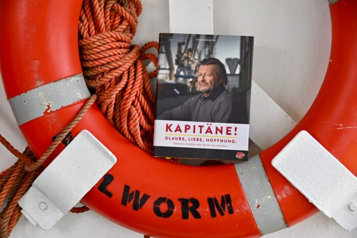 Ein Buch über die Wirklichkeit der See. KAPITÄNE - hier bestellen!