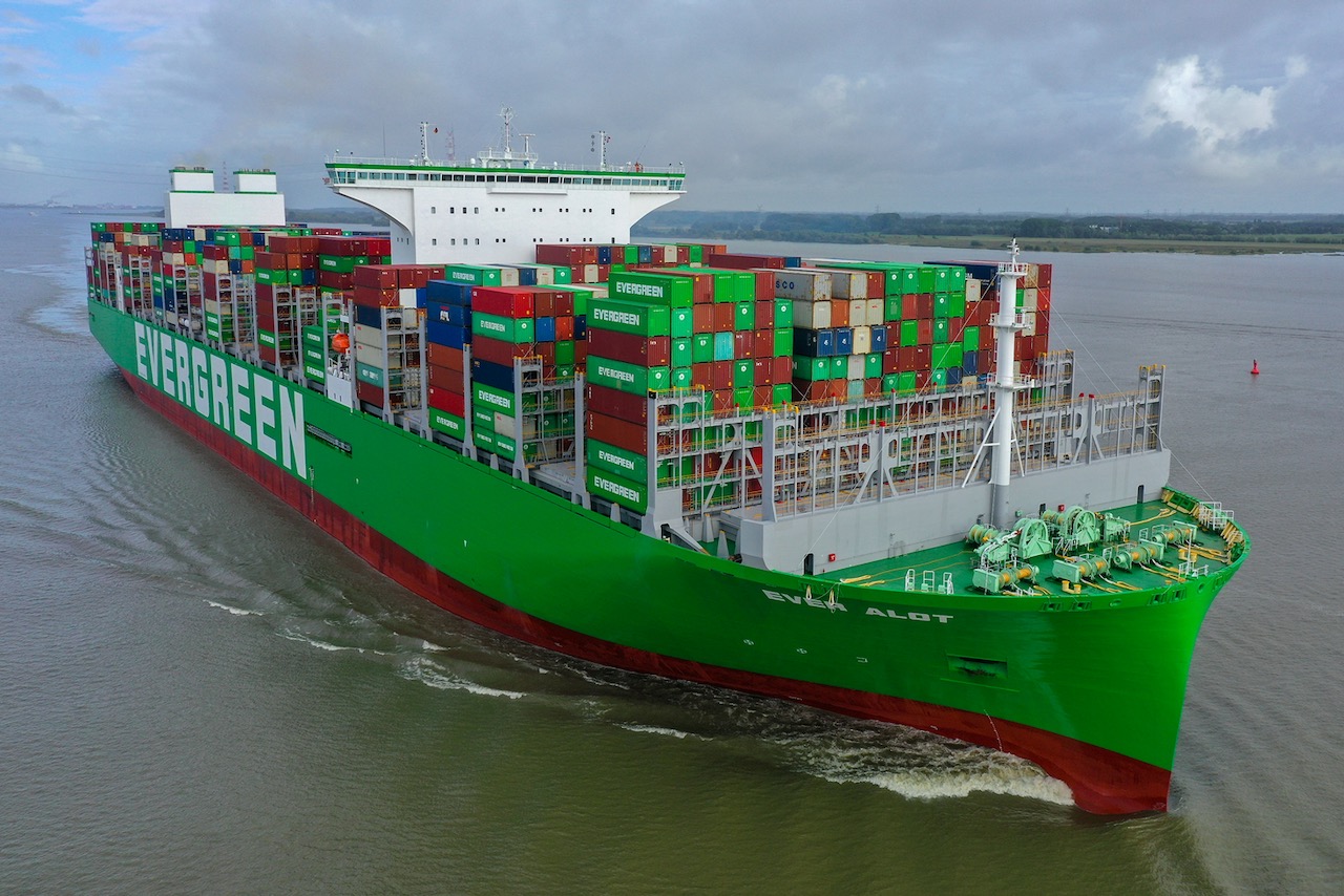 Ever Alot Gr te Containerschiff Der Welt In Hamburg Eingelaufen