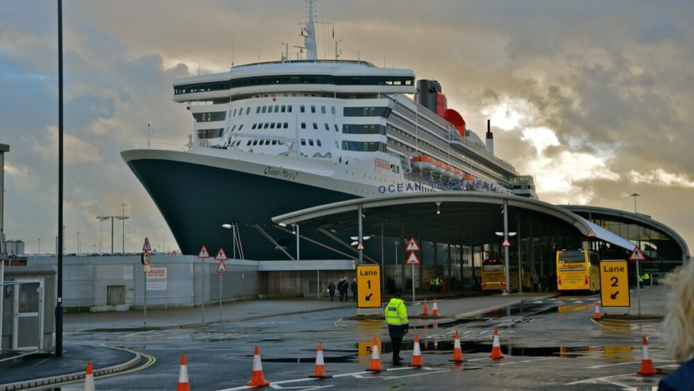 Maschinenproblem: Queen Mary 2 hängt in Southampton fest