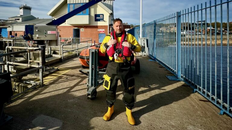 Einmal fühlen wie ein Retter. Stefan Kruecken in der Uniform der RNLI Seenotretter Tynemouth. Foto: Ankerherz